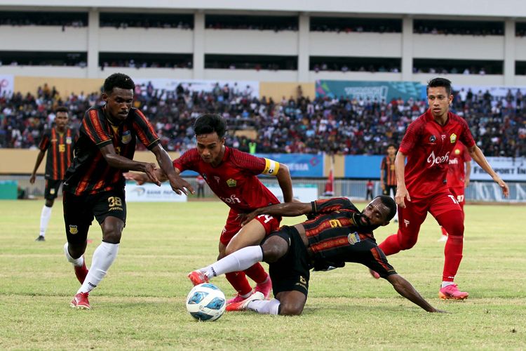 Pemain Papua Yeteramohoso dan I Nyoman Nikson Ansanay (kiri) mengganggu kapten Aceh Muhammad Rizky saat final sepak bola putra PON XX Papua 2021 yang berakhir dengen skor 2-0 di Stadion Mandala Kota Jayapura, Kamis (14/10/2021) sore.