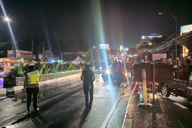 Polisi menghentikan rekayasa lalu lintas one way di Jalur Wisata Puncak Bogor, Jawa Barat, Selasa (26/12/2023).