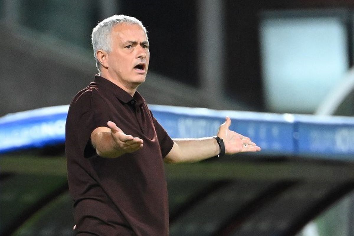 Ekspresi pelatih AS Roma Jose Mourinho.