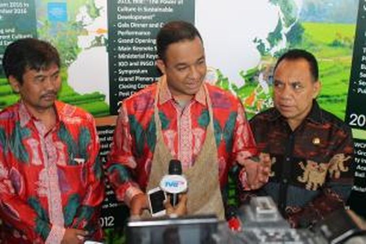 Menteri Pendidikan dan Kebudayaan Anies Baswedan didampingi Gubernur NTT Frans Lebu Raya dan pejabat Kementerian Pendidikan dan Kebudayaan sedang diwawancarai sejumlah wartawan di Hotel Kristal Kupang, NTT