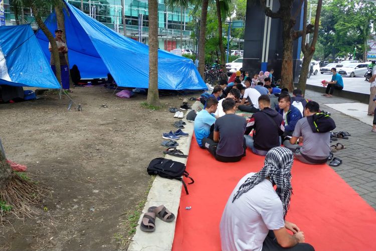 Sejumlah imigran asal Afghanistan masih bertahan di depan Kantor UNHCR di Medan usai salah satu rekan mereka melakukan aksi bakar diri, Selasa (30/11/2021).