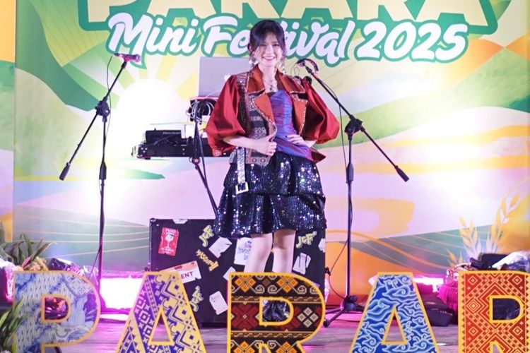 Fashion show menggunakan kain tenun biboki di acara Parara Mini Festival 2025 di Jakarta (12/9/2025).