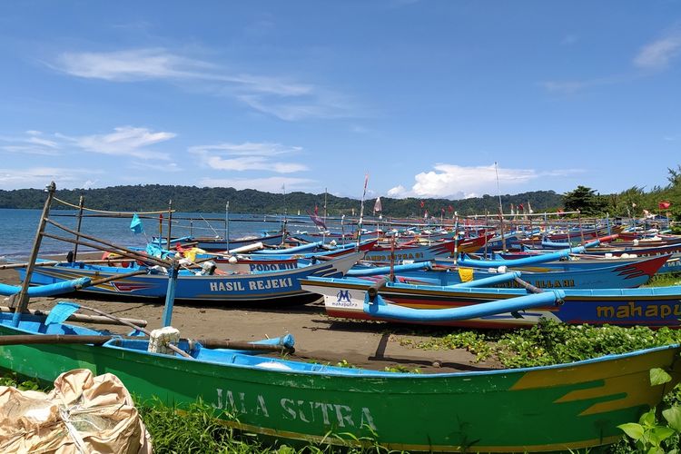 Ratusan perahu bersandar di Pantai Teluk Penyu Cilacap, Jawa Tengah, Rabu (6/4/2022).