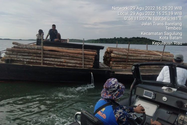 Kapal kayu pengangkut 200 kayu gelondongan tanpa dokumen yang diamankan polisi. 
