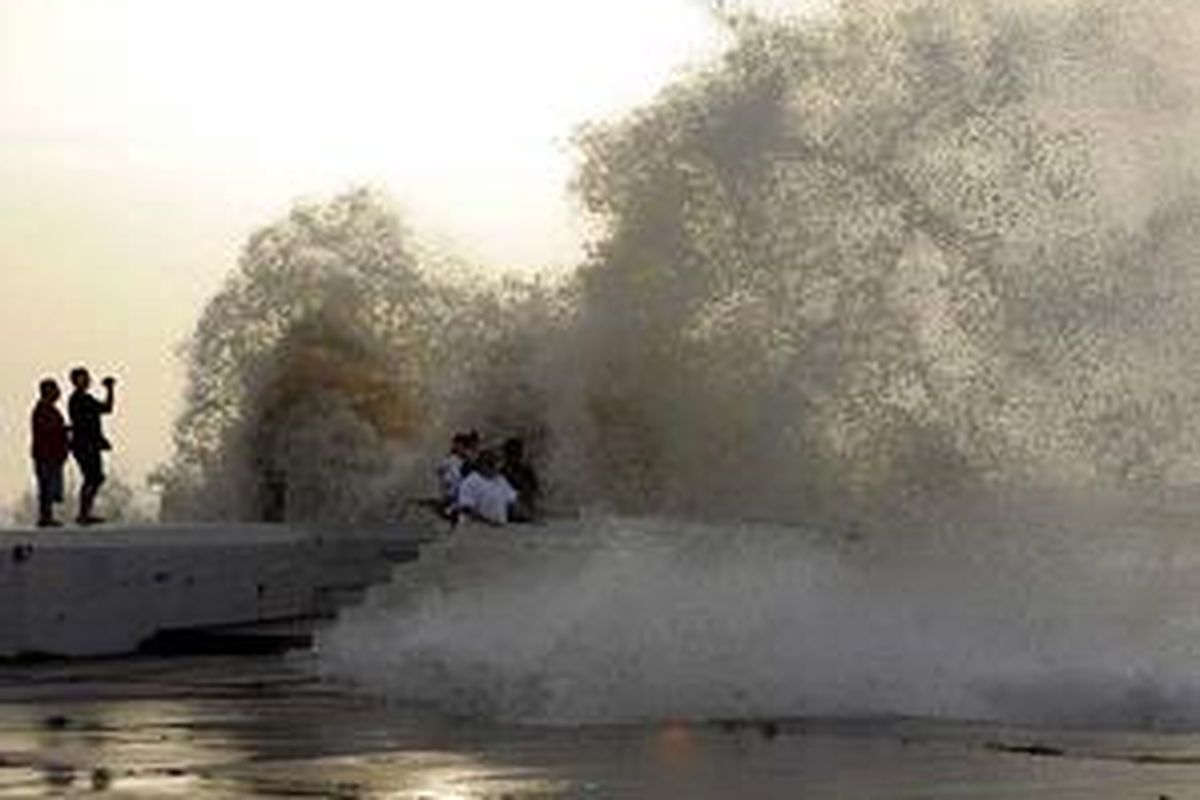 Beberapa warga menyaksikan hamtaman ombak laut di Galveston yang akibatkan oleh terjangan Ike