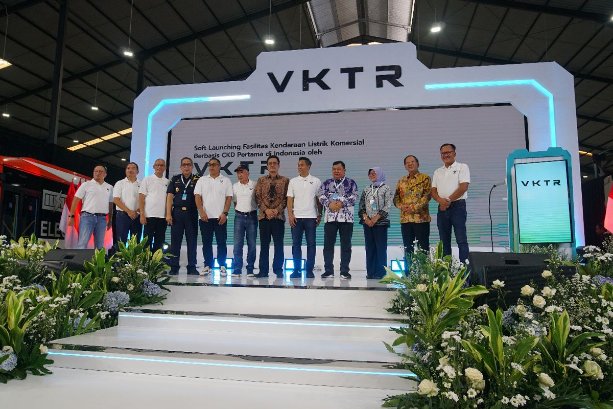 Dari kiri ke kanan: Direktur Utama PT VKTR Sakti Industries (VKTS) A. Amri Aswono Putro, Sekretaris Direktorat Jenderal Perhubungan Darat Kementerian Perhubungan Ahmad Yani, dan Komisaris Utama PT VKTR Teknologi Mobilitas Tbk. (VKTR) Anindya N. Bakrie berbincang usai _Soft Launching_ Fasilitas Kendaraan Listrik Komersial Berbasis CKD Pertama di Indonesia oleh VKTR, di Magelang, Kamis (29/5/2025).