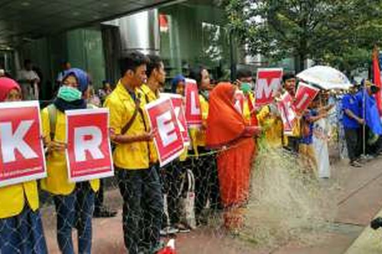 BEM Universitas Indonesia (UI) menggelar aksi penolakan terhadap reklamasi Teluk Jakarta di depan Gedung Kementerian Koordinator Bidang Kemaritiman, Jakarta Pusat, Selasa (13/9/2016).