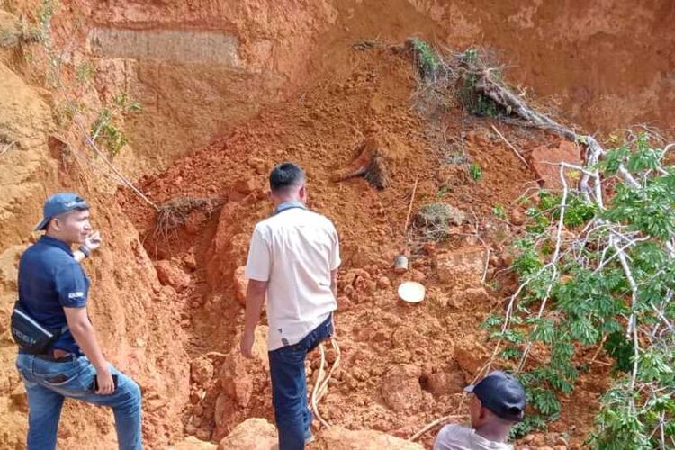 Personel polisi melakukan olah tempat kejadian, yang menewaskan dua orang di Desa Parbatasan, Kecamatan Lingga Bayu, Sabtu (27/11/2021). Dalam dua hari, empat warga yang sehari-hari bekerja sebagai penambang emas liar, tewas akibat tertimbun longsor di Kecamatan Lingga Bayu, Mandailing Natal (Madina).