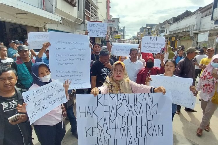 Ratusan PKL Jalan Cihideung kawasan pedestrian Braga-nya Kota Tasikmalaya, Jawa Barat, berunjukrasa menagih janji mantan Wali Kota Tasikmalaya dan Pemkot Tasikmalaya untuk kembali berdagang usai proyek pedestrian beres pada Senin (21/11/2022).