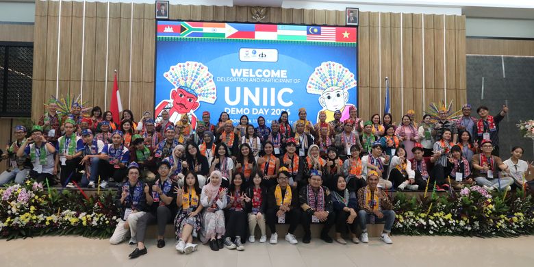 Para peserta UNIIC Demo Day 2024 setelah acara pembukaan di Universitas Multimedia Nusantara.
