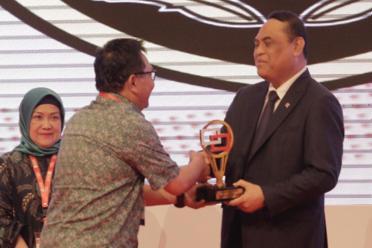 Menteri PAN-RB Syafruddin saat memberikan apresiasi kepada Pemerintah Kota Semarang sebagai Pengelola Laporan Terbaik di ajang International Public Service Forum 2018 yang berlangsung di Jakarta Convention Center, Kamis (8/11).