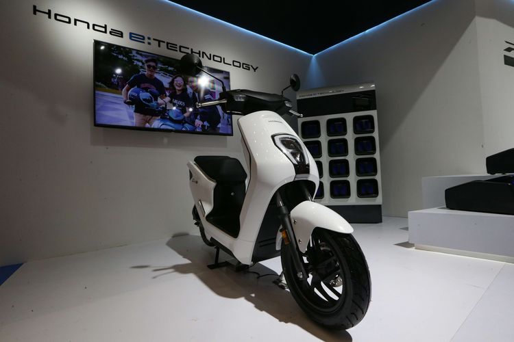 Motor listrik Honda EM1 e: dipamerkan di ajang Indonesia International Motor Show (IIMS) 2023 di JIExpo, Kemayoran, Jakarta Pusat, Minggu (19/2/2023). Motor listrik ini telah mengusung Honda Mobile Power Pack e:, yaitu teknologi baterai terbaru yang dapat ditukar dengan mudah, dan bisa melakukan pengisian daya di rumah.