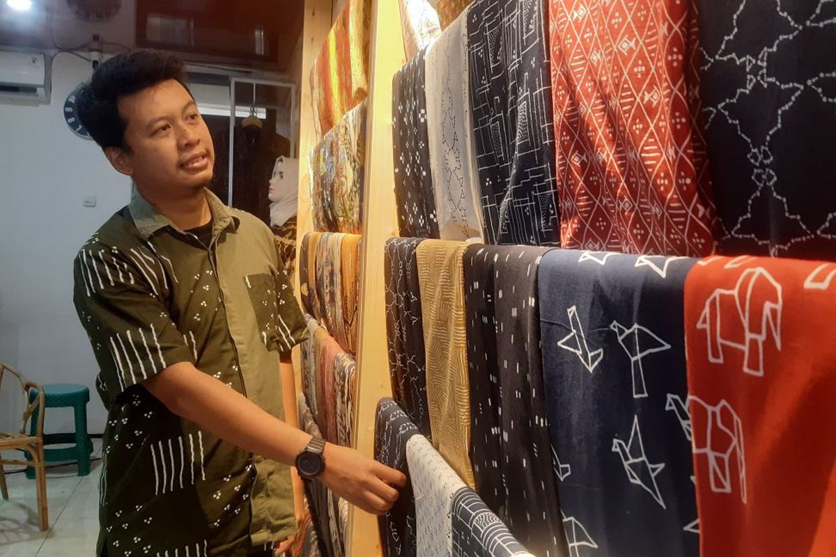 Aditya Bayu Pamungkas, pemilik Batik Prabuseno di Solo, Jawa Tengah, Rabu (12/3/2025)..