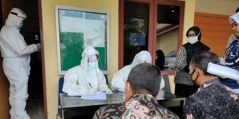 Uji swab dilakukan terhadap sebuah keluarga di Aceh dan orang-orang yang berkontak dengan keluarga tersebut. 