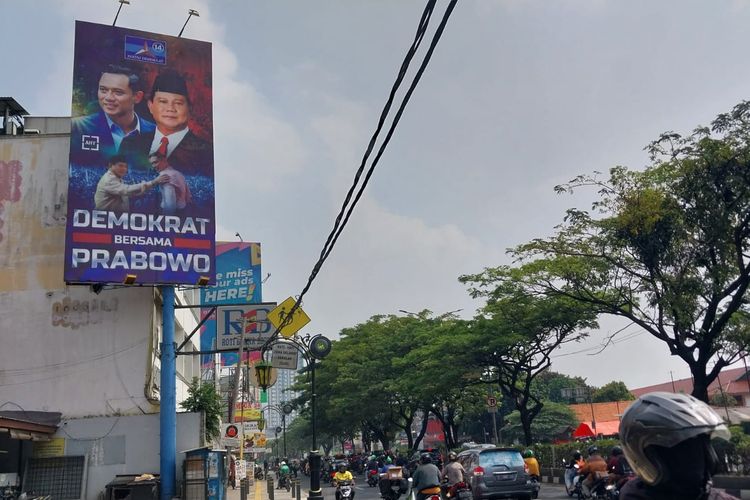 Baliho Partai Demokrat di Jalan Margonda, Depok, Jumat (3/11/2023). Baliho itu hanya menyertakan foto bacapres KIM Prabowo Subianto tanpa bacawapresnya Gibran Rakabuming Raka.  