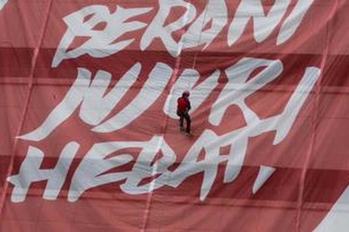 Untuk memperingati hari Anti Korupsi se- Dunia yang jatuh pada tanggal 9 Desember yang akan datang, sejumlah aktivis yang tergabung dalam Cinta Indonesia Cinta Anti Korupsi (CICAK), menggelar spanduk raksasa. Spanduk dengan ukuran 20 meter x 20meter ini di bentangkan di sisi utara gedung Komisi Pemberantasan Korupsi (KPK), Jakarta, Minggu (25/11/2012) pagi. Spanduk dengan tulisan "Berani Jujur Hebat" menjadi simbol bagi masyarakat untuk terus memberantas korupsi.  