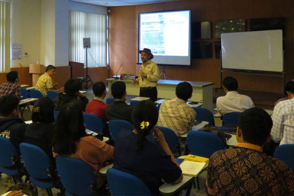 Prof. Satria Bijaksana dalam diskusi Bagaimana Medan Magnetik Bumi Berubah dan Dampak Perubahan bagi Manusia yang diselenggarakan KK Geofisika Global, Fakultas Teknik Pertambangan dan Perminyakan ITB, Rabu (16/1/2019) di Aula Gedung Eneri Kampus ITB.