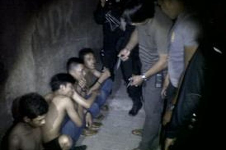 Sejumlah remaja di Kabupaten Gowa, Sulawesi Selatan dibekuk polisi bersama barang bukti senjata tajam setelah berusaha kabur saat dibubarkan hendak tawuran. Kamis, (02/10/2014).