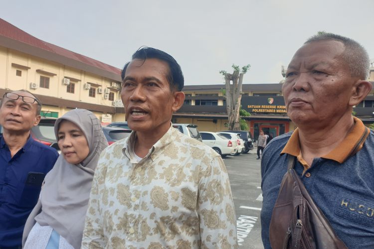 Israk Mitrawany diwawancarai di Polrestabes Medan pada Selasa (11/2/2025). Israk adalah kuasa hukum guru, bernama Hartati, yang menghukum MA duduk di lantai. 