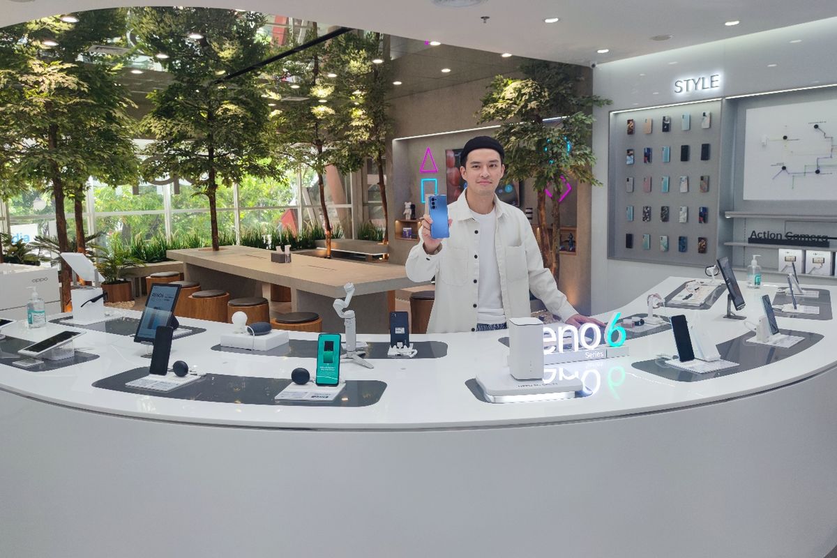 Brand Ambassador Oppo, Handi Morgan Winata saat menghadiri acara peresmian Oppo Experience Store di Bandung, Kamis (27/1/2022).