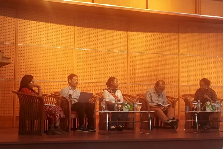 Desmiwati (kiri) dan Lukas Rumboko Wibowo dari BRIN (kedua dari kiri); perwakilan masyarakat adat Moi, Desi Mansinau (tengah); serta Direktur Pusaka Bentala Rakyat, Franky Samperante (kedua dari kanan) saat diseminasi dan diskusi hasil riset 'Papua Harus Ditanami Kelapa Sawit? di Gedung Widya Graha BRIN, Jakarta, Kamis (29/1/2026).