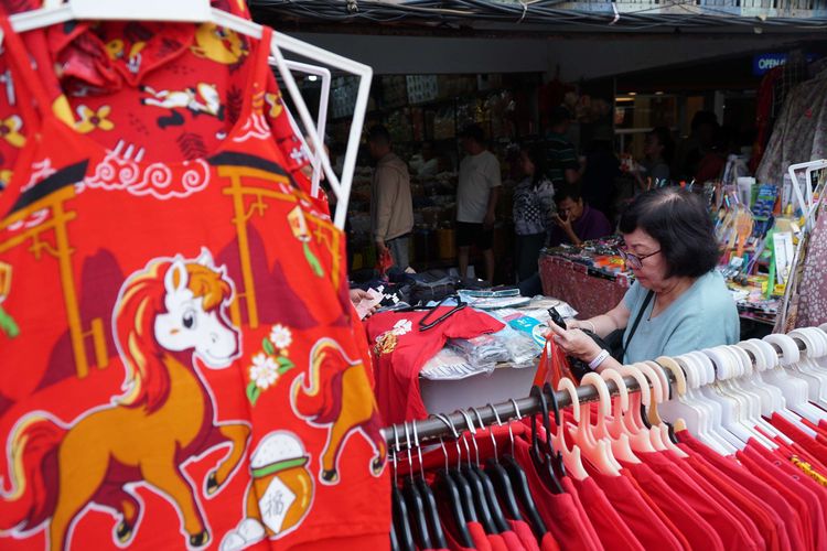 Warga memilih pakaian dan pernak pernik menjelang Tahun Baru Imlek di kawasan Glodok, Jakarta Barat, Sabtu (24/1/2026). Kuda api merupakan shio yang menaungi Imlek tahun ini.