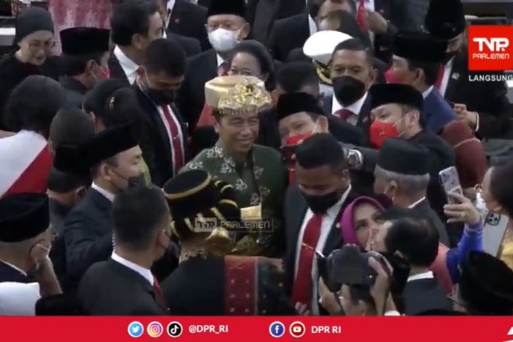 Tangkapan layar saat Presiden Joko Widodo (Jokowi) berswafoto dengan anggota DPR usai Sidang Tahunan MPR, Selasa (16/8/2022).