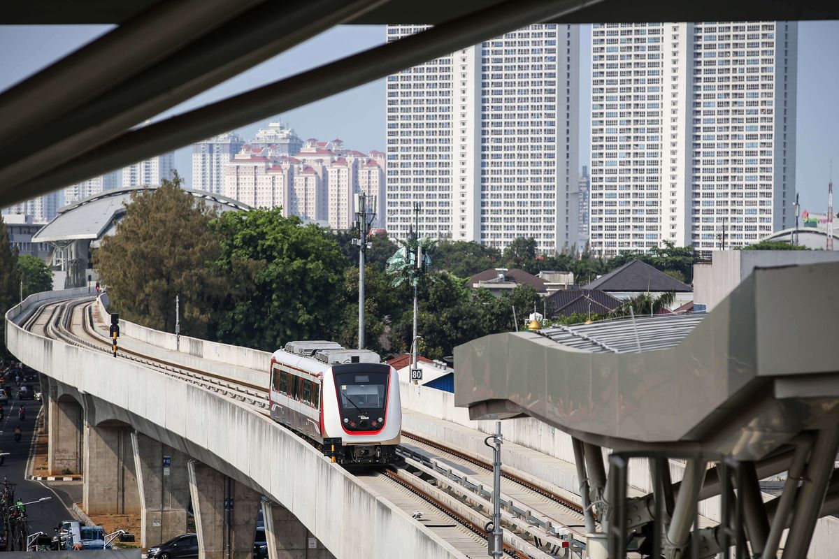 Suasana Stasiun LRT Velodrome di Jakarta Timur, Kamis (21/11/2019). Kereta ringan perdana di Jakarta tersebut akan beroperasi secara komersial pada 1 Desember 2019.