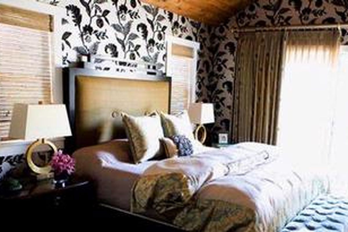 Untuk membuat pola-pola desain di kamar ini tetap seimbang, Anda disarankan menggunakan pola yang tegas di dinding dan biarkan bagian lainnya relatif solid.