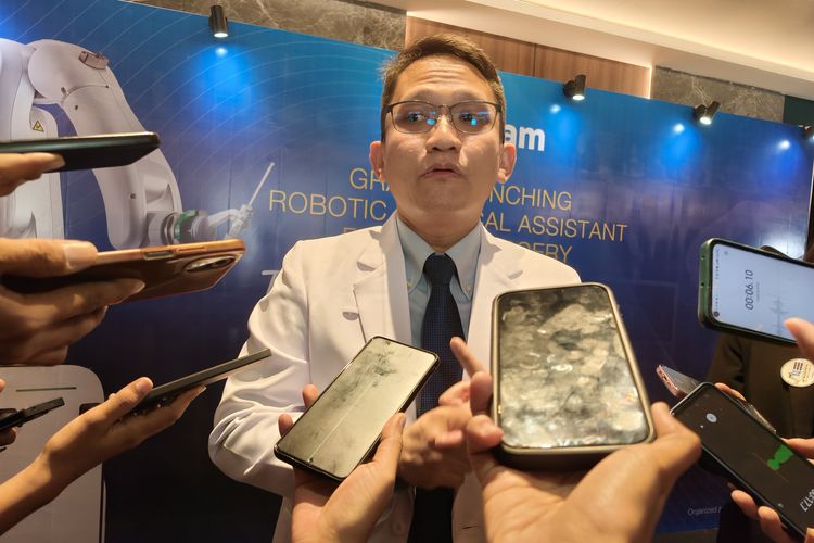 Dr. dr. Kukuh Dwiputra Hernugrahanto, SpOT(K) memberi keterangan kepada jurnalis usai diresmikan peluncuran CUVIS Robotic Surgical Assistant, teknologi bedah robotik mutakhir asal Korea Selatan untuk prosedur Total Knee Replacement (TKR) di Main Lobby New Building Siloam Raya Gubeng Surabaya, Jawa Timur, Rabu (13/8/2025) siang.