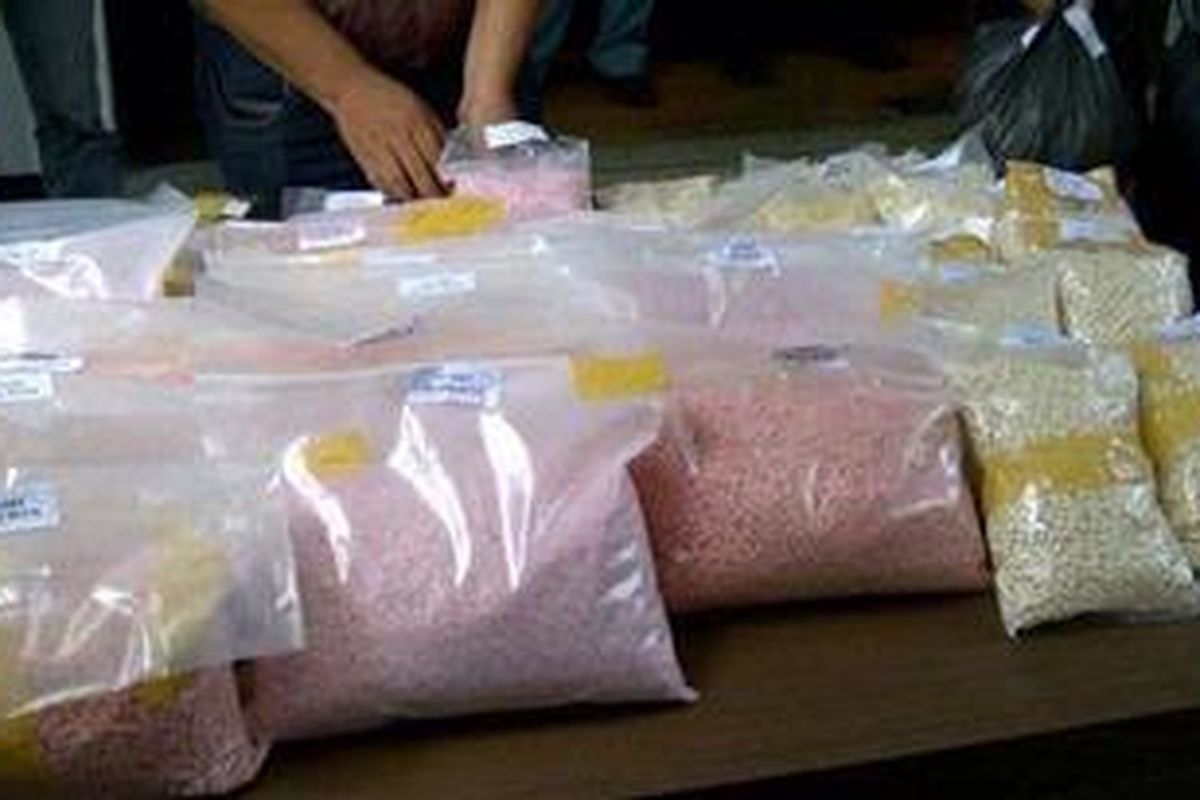 Ilustrasi: Petugas Direktorat Narkoba Polda Metro Jaya menunjukkan 350 butir pil ekstasi hasil tangkapan di Jakarta, Selasa (13/3/2012).