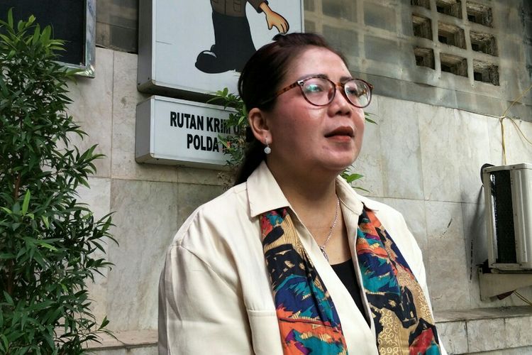 Ibunda Kriss Hatta Tuty Suratinah di Polda Metro Jaya, Semanggi, Jakarta Selatan, Senin (12/8/2019).