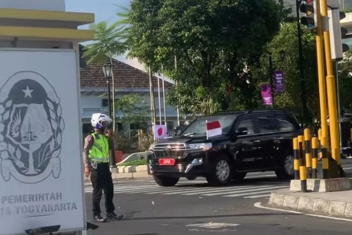 Kaisar Jepang terpantau naik Land Cruiser 200 dalam kunjugannya ke Yogyakarta, Rabu (21/6/2023).