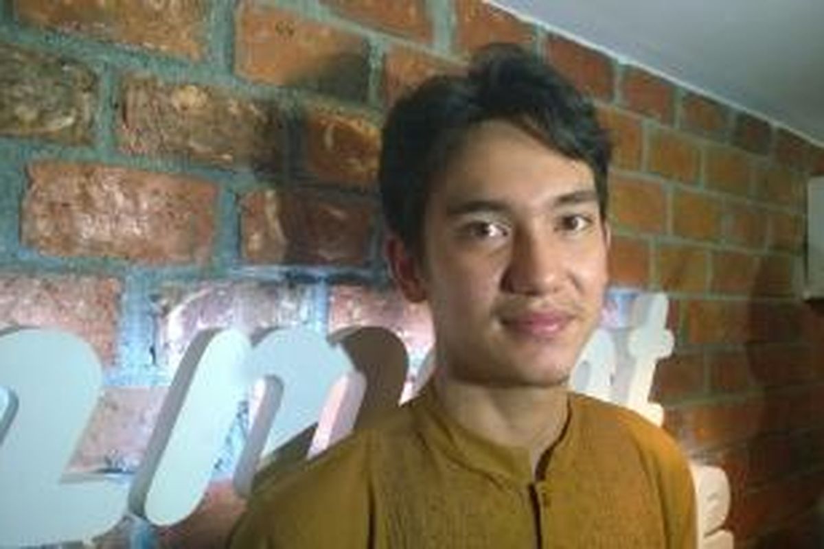 Artis peran Adipati Dolken diabadikan sesudah menghadiri acara buka puasa bersama sejumlah selebriti dan anak yatim di gedung Sophie Paris, Lebak Bulus, Jakarta Selatan, Rabu (1/7/2015).
