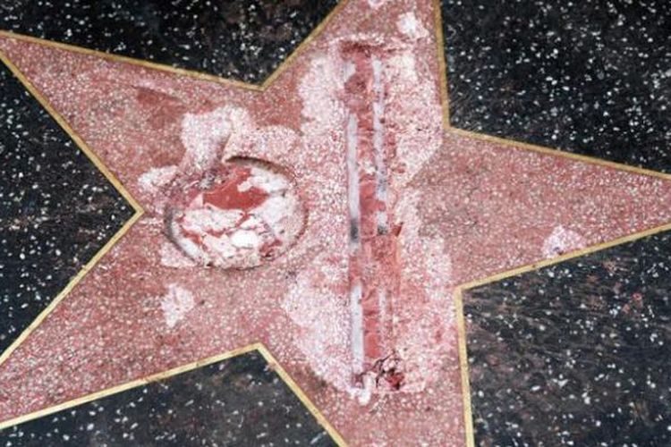 Foto yang diambil pada 26 Oktober 2016 menunjukkan kondisi bintang Trump di Walk of Fame di Hollywood, AS, yang telah dirusak.  