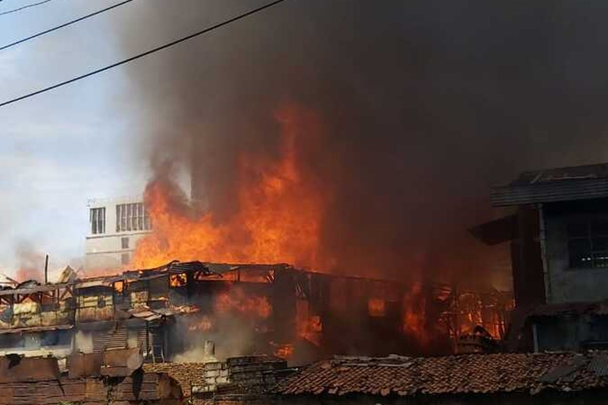 kebakaran di belakang gedung Wisma Mulia, Jalan Gatot Subroto, Kuningan, Jakarta Selatan, Sabtu (7/3/2020)