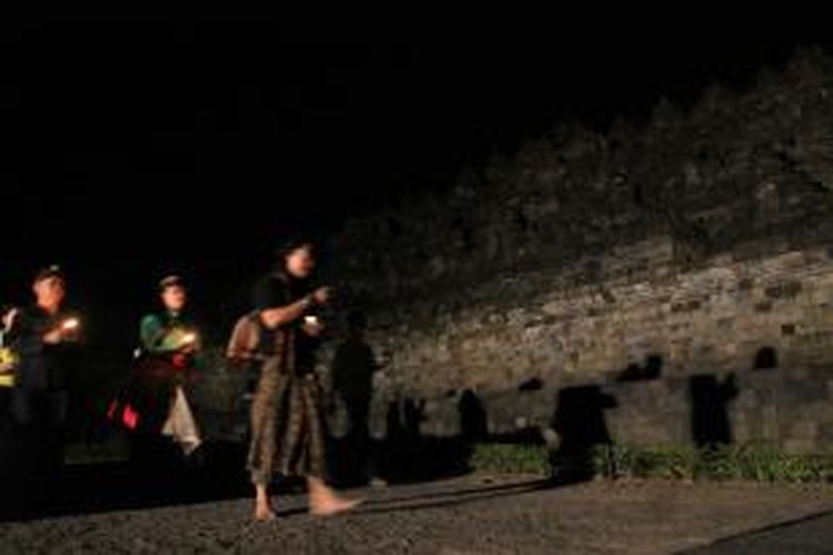 Sejumlah seniman melakukan ritual mengelilingi candi Borobudur di Magelang, Jawa Tengah, dalam rangka menyambut pemerintahan baru dibawah kepemimpinan Joko Widodo.