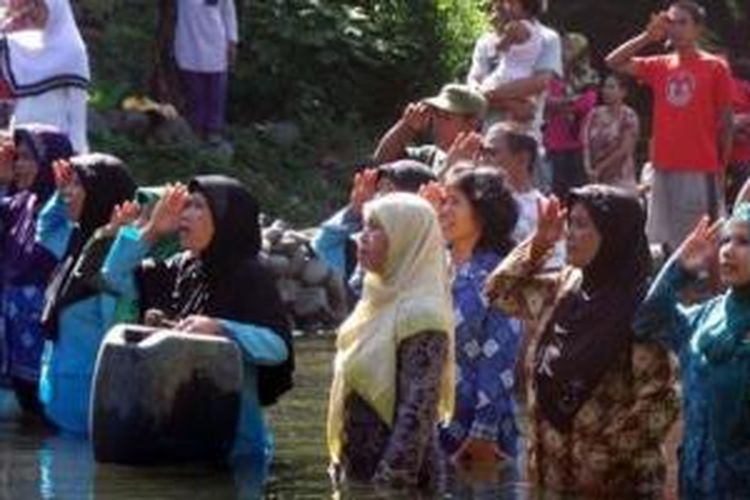 Ratusan warga Desa Kedungmalang Kecamatan Sumbang Kabupaten Banyumas melaksanakan upacara bendera HUT ke 69 Kemerdekaan Indonesia, di Sungai Pelus yang melintang di sepanjang desa tersebut. 