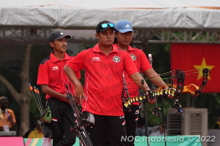 Deki Hastian Adika, Pratama Putra Hendika, dan Prima Wisnu Wardhana saat bertanding di nomor Men's Team Compound cabor panahan SEA Games 2021 di Hanoi National Sport Training Center, Kamis (19/5/2022) dan berhasil meraih medali emas. 