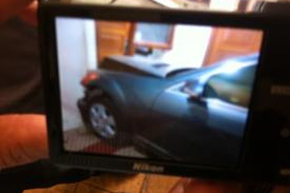 Foto kerusakan mobil Adiguna Sutowo di dalam rumahnya, Minggu (27/10/2013)