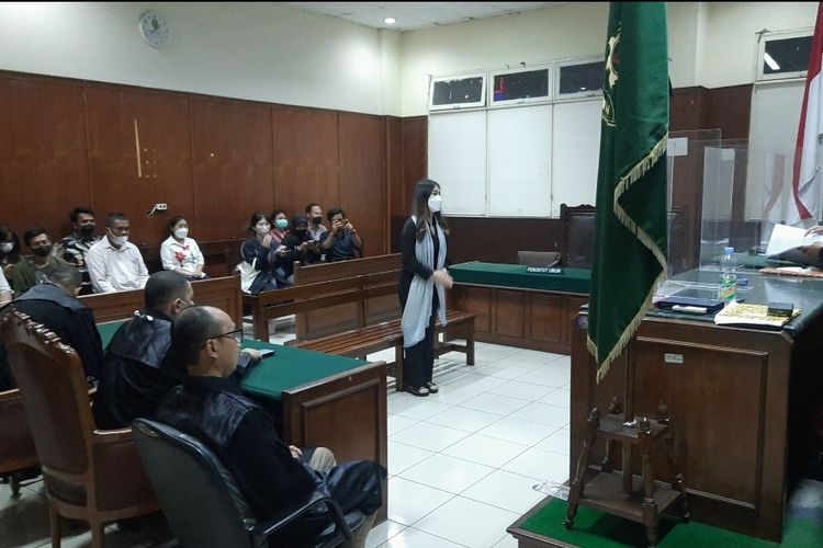 Ayu Thalia hadir dalam sidang vonis yang digelar di Pengadilan Negeri (PN) Jakarta Utara, Kamis (12/1/2023). 