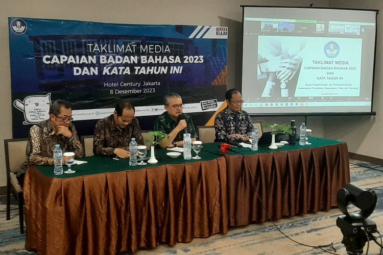 Kepala Badan Bahasa E Aminudin Aziz (dua dari kanan) memberi penjelasan dalam taklimat media bertajuk Capaian Badan Bahasa 2023 dan Kata Tahun Ini, Jumat (8/12/2023) di Jakarta.