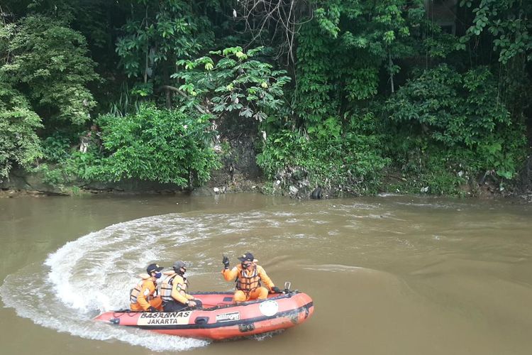 Tim SAR gabungan, Jumat (29/1/2021) pagi kembali melanjutkan pencarian terhadap Haikal Pratama (13),  remaja yang tenggelam saat sedang menyebrangi Sungai Ciliwung, Pejaten Timur, Pasar Minggu, Jakarta Selatan pada Kamis kemarin.