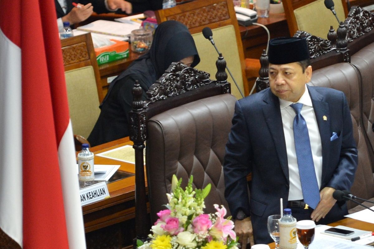 Ketua DPR Setya Novanto meninggalkan ruangan ketika skors Rapat Paripurna ke-9 di Kompleks Parlemen Senayan, Jakarta, Selasa (24/10/2017). Rapat tersebut membahas tentang pengesahan RUU Ormas serta pengesahan RUU tentang protokol perubahan persetujuan marrakesh mengenai pembentukan organisasi perdagangan dunia. 