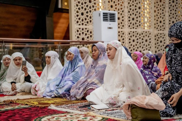 Ketua DPR Puan Maharani melaksanakan Salat Ied Idulfitri 2023 di Masjid At-Taufiq, Lenteng Agung, Jakarta, Sabtu (22/4/2023)