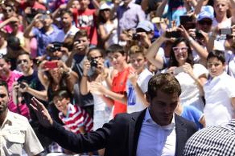 Iker Casillas memberikan lambaian perpisahan untuk suporter Real Madrid di Stadion Santiago Bernabeu, Senin (13/7/2015).