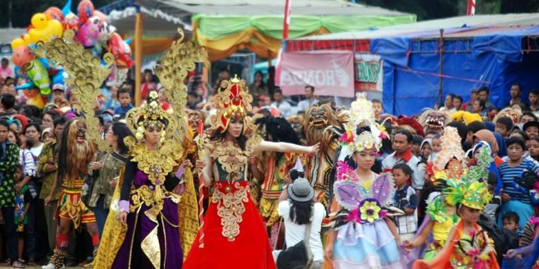 Pembukaan Festival Rawapening di Lapangan Pangsar Jendral Sudirman, Ambarawa, Jawa Tengah, Jumat (21/10/2016), yang dimeriahkan oleh tarian gambyong kolosal, gedruk buto, dan kontes puluhan kostum unik. 
