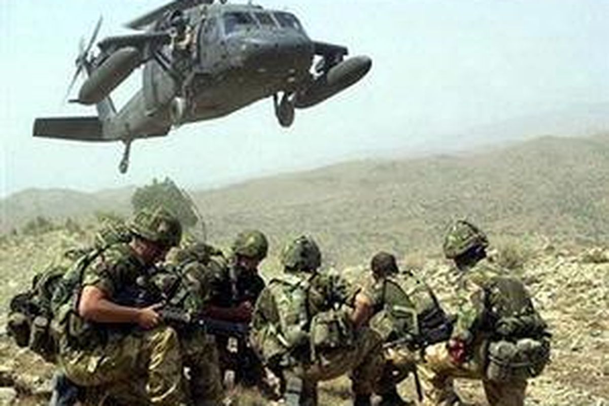 Dalam Operasi Militer Buzzard, Pasukan Marinir Kerajaan Inggris dari kompi komando 45 bersiap menumpangi helikopter Angkatan Darat AS Black Hawk dalam misi penyusupan dan perburuan milisi pada 26 Juni 2002 di dekat perbatasan Afghanistan-Pakistan 