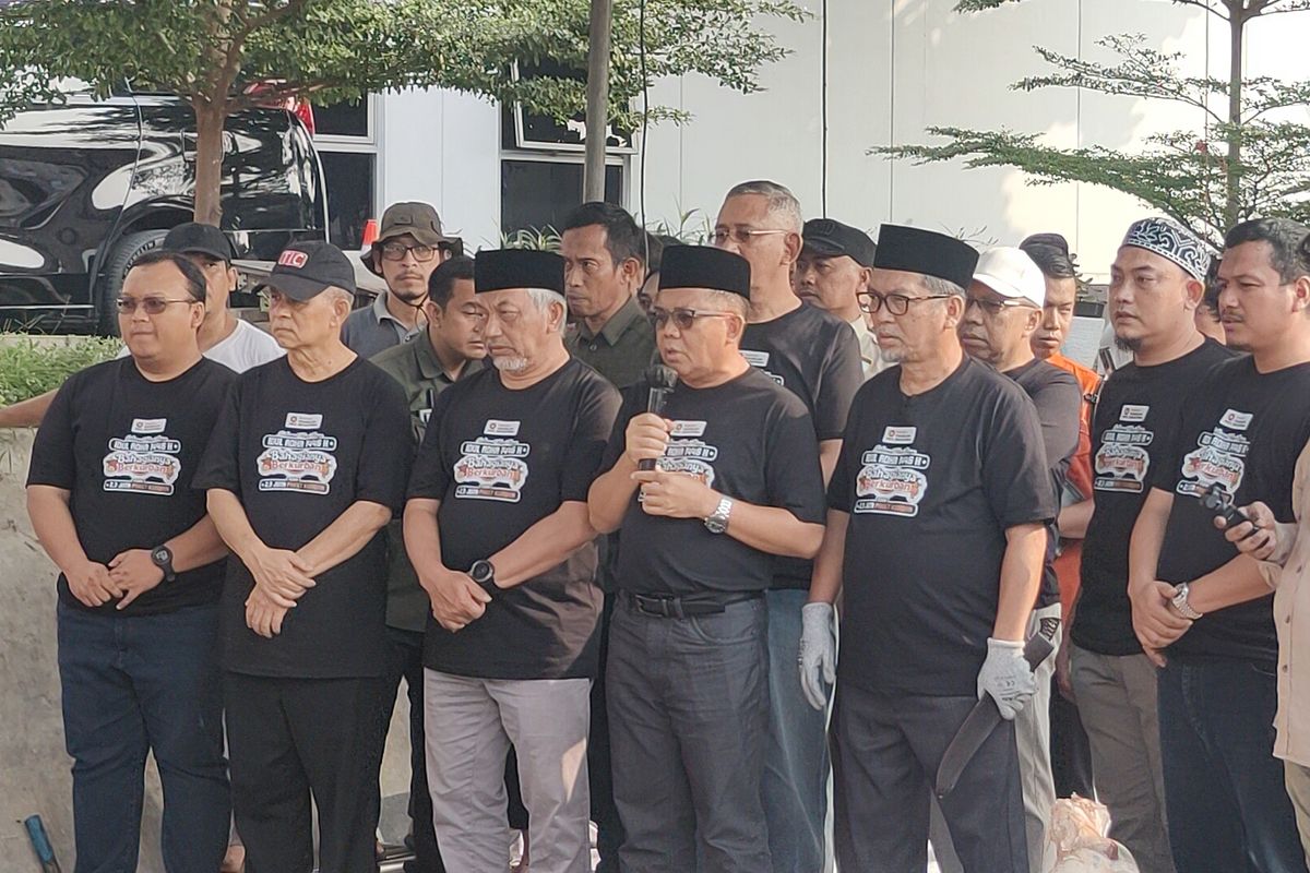 Ketua Majelis Syura Partai Keadilan Sejahtera (PKS) Mohamad Sohibul Iman (memegang mic) saat melantunkan takbir dalam pelaksanaan pemotongan hewan kurban di Kantor DPTP PKS, Jakarta Selatan, Sabtu (7/6/2025).