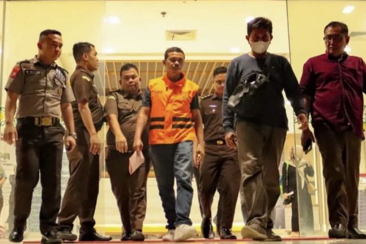 Bripka BA (rompi tahanan) saat akan ditahan di Rutan Polda Riau. 